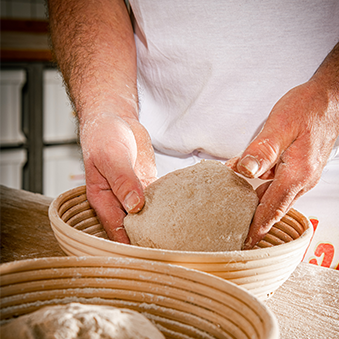 Der Bäcker Eifler Teig vorbereiten