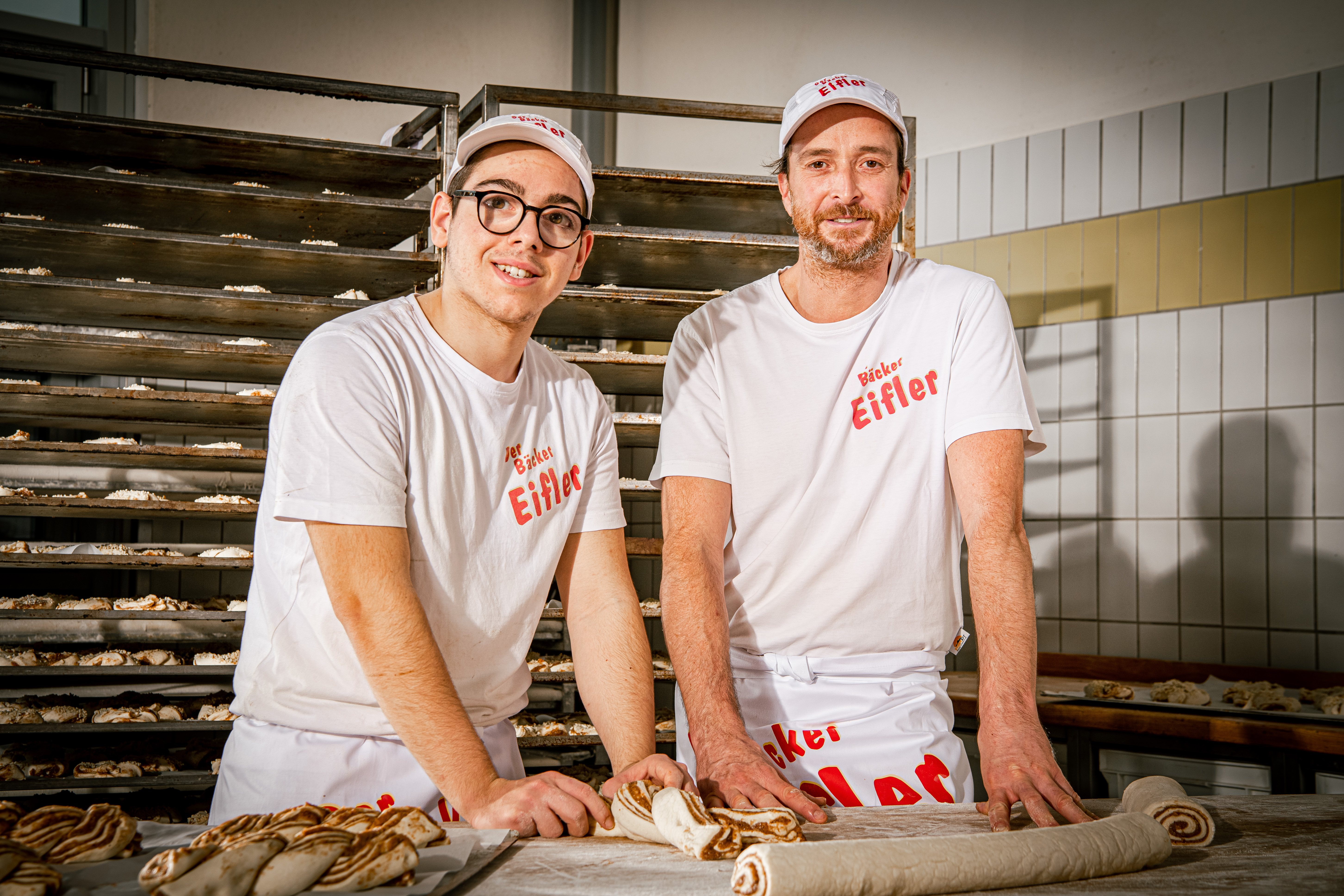 Der Bäcker Eifler Bäcker und Azubi in der Backstube
