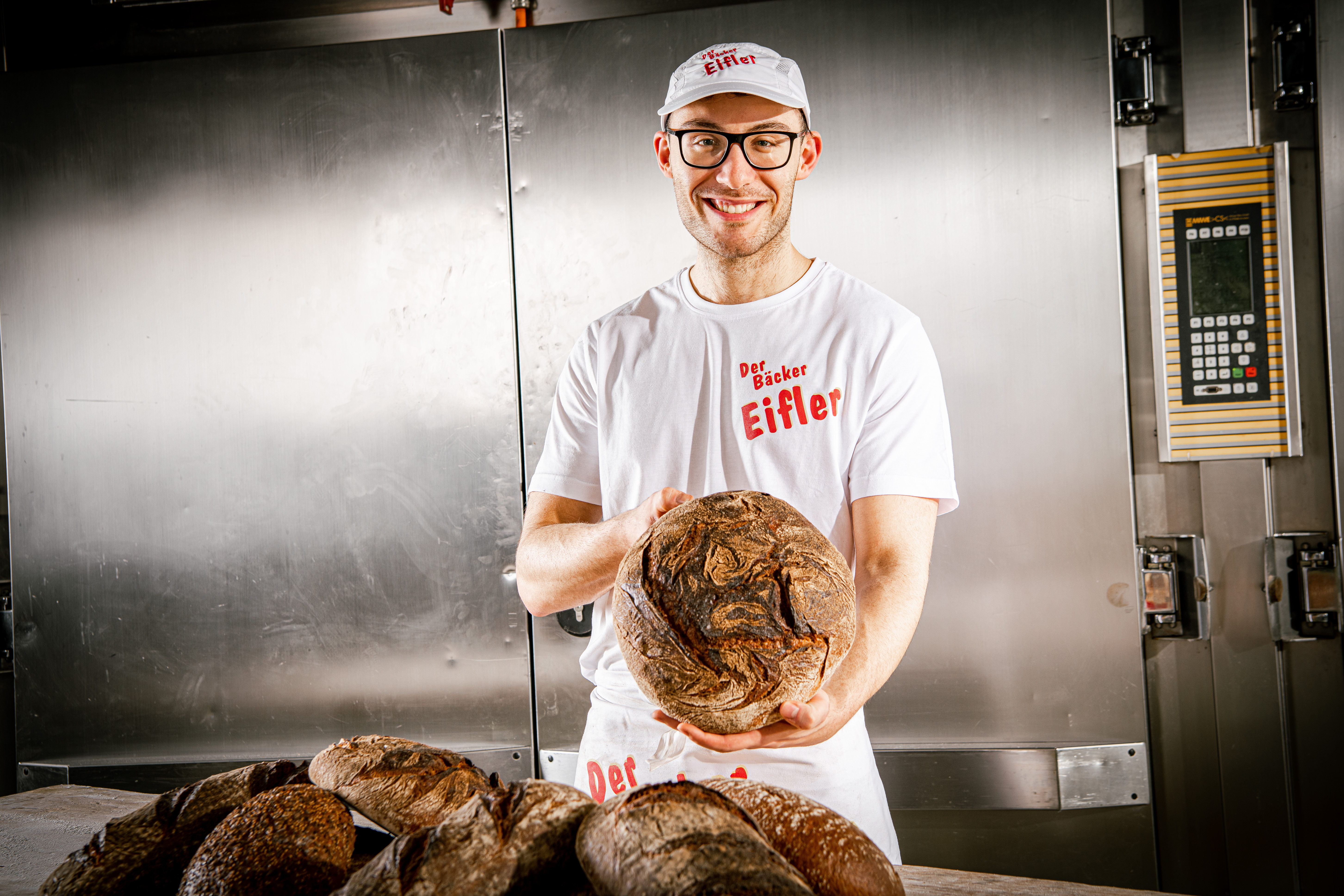 Der Bäcker Eifler Bäcker zeigt frisch gebackenes Brot